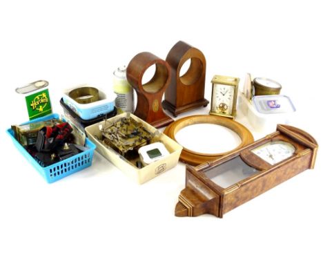 A quantity of clock parts and movements, to include two Edwardian mantel clock cases, modern brass carriage clock, simulated 