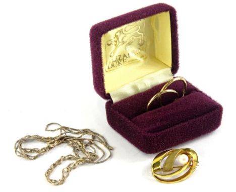 Various miscellaneous jewellery, comprising a pair of 9ct gold hoop earrings, 1.7g all in, a gold plated chain (AF) and a spr