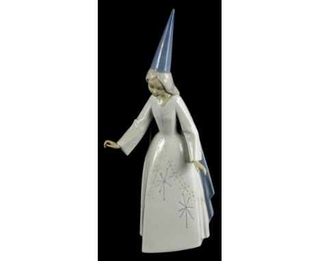 A Lladro porcelain figure of a young witch, numbered to underside 5495, 27cm high (boxed).