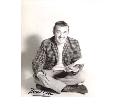 Bernard Cribbins, nice 8x10 portrait photo signed by actor Bernard Cribbins. Good condition. All autographs come with a Certi