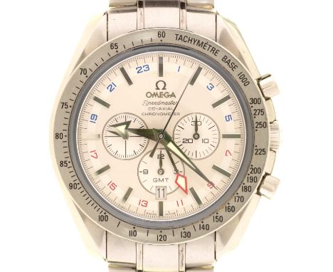AN OMEGA STAINLESS STEEL GENTLEMAN'S CHRONOGRAPH WRISTWATCH CO-AXIAL CHRONOMETER Ref 35813000, No 78082082, maker's bracelet,