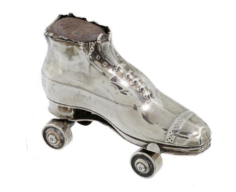 AN EDWARD VII SILVER SKATE NOVELTY PIN CUSHION&nbsp; in the form of a brogue on a roller skate, 6.8cm, by Spurrier &amp; Co L