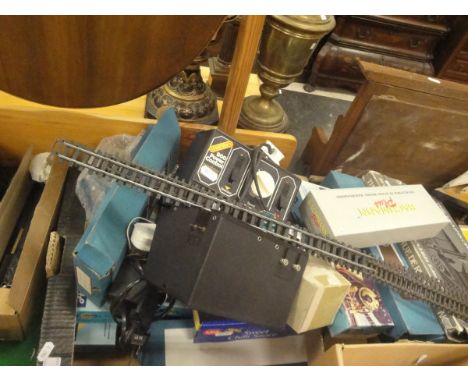 A collection of various 00 gauge railwayana including Athern rolling stock, Bachmann Plus EMD F7A (SF War Bonnet) 306L loco, 