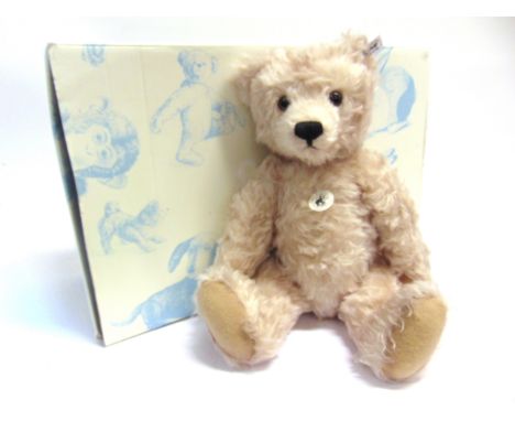 A STEIFF COLLECTOR'S TEDDY BEAR 'REPLICA 1925' (EAN 408786)  off-white, limited edition 467/1925, with certificate of authent