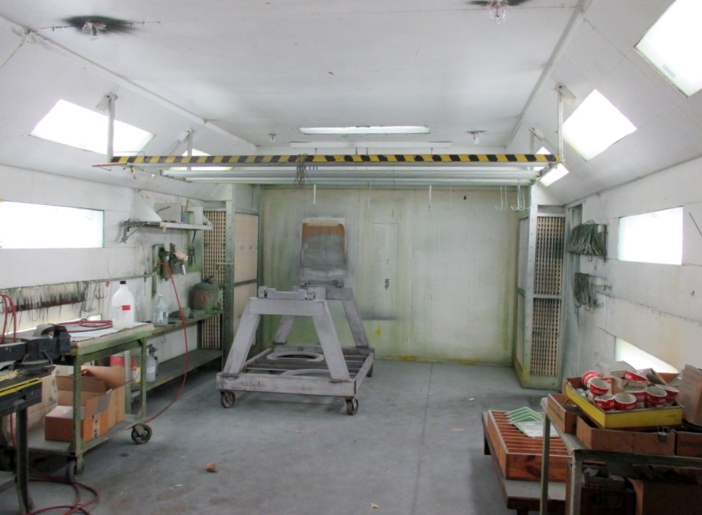 BINKS ENCLOSED SPRAY BOOTH, 10' OPENING, DOUBLE DOORS,11 LIGHTS, BOLT