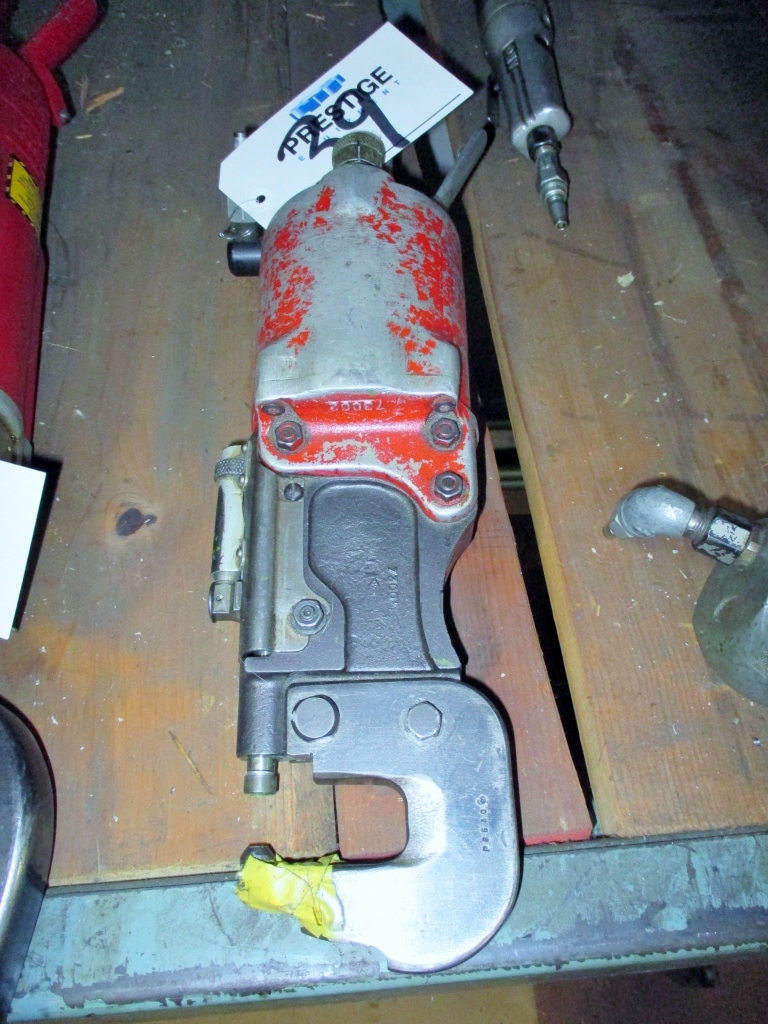 Lot 39 - CHICAGO PNEUMATIC MODEL CP-351 RIVET GUN, 3/8"