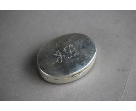 A George V silver oval snuff box, Birmingham 1917, weight 12.5g, engraved