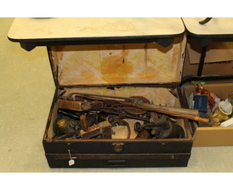 Ribbed trunk of various tools etc