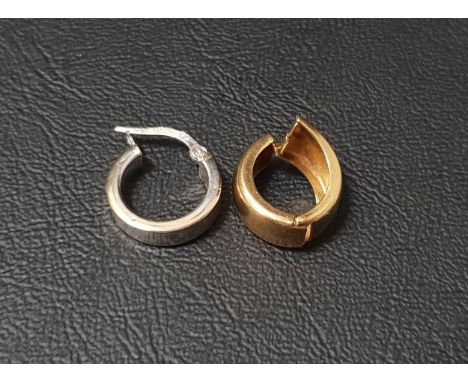 TWO SINGLE FOURTEEN CARAT GOLD HOOP EARRINGSone in white gold and the other in yellow gold, total weight approximately 2.2 gr