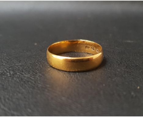 TWENTY-TWO CARAT GOLD WEDDING BANDring size R-S and approximately 4.1 grams 