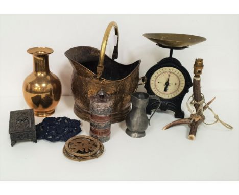 SELECTION OF BRASSWARE AND OTHER COLLECTABLESincluding a hammered brass helmet coal scuttle, a set of vintage kitchen scales,