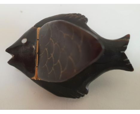 FISH SHAPED HORN SNUFF BOXwith scale detail to the hinged cover, 4.8cm long 