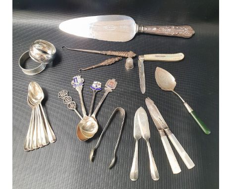 MIXED LOT OF SILVERincluding a silver handled cake slice, Sheffield 1963, two napkin rings, Birmingham 1933 and 1929, mother 