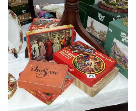 A quantity of vintage jigsaw puzzles