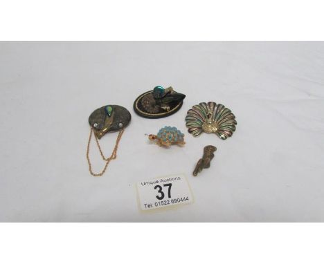 4 brooches and one other item