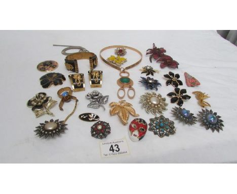 A mixed lot of vintage brooches etc