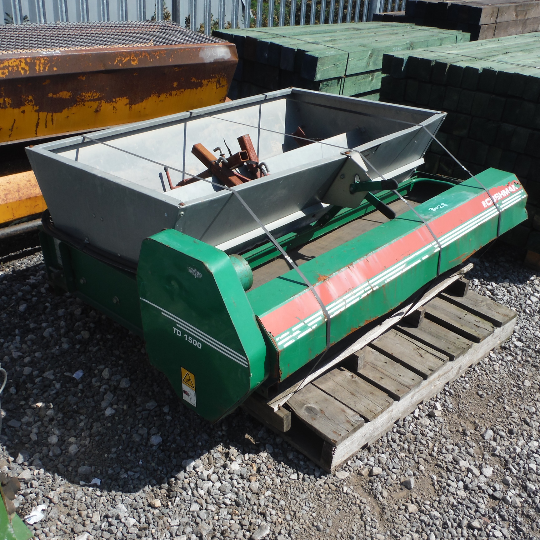CUSHMAN TD1500 truck mounted top dresser