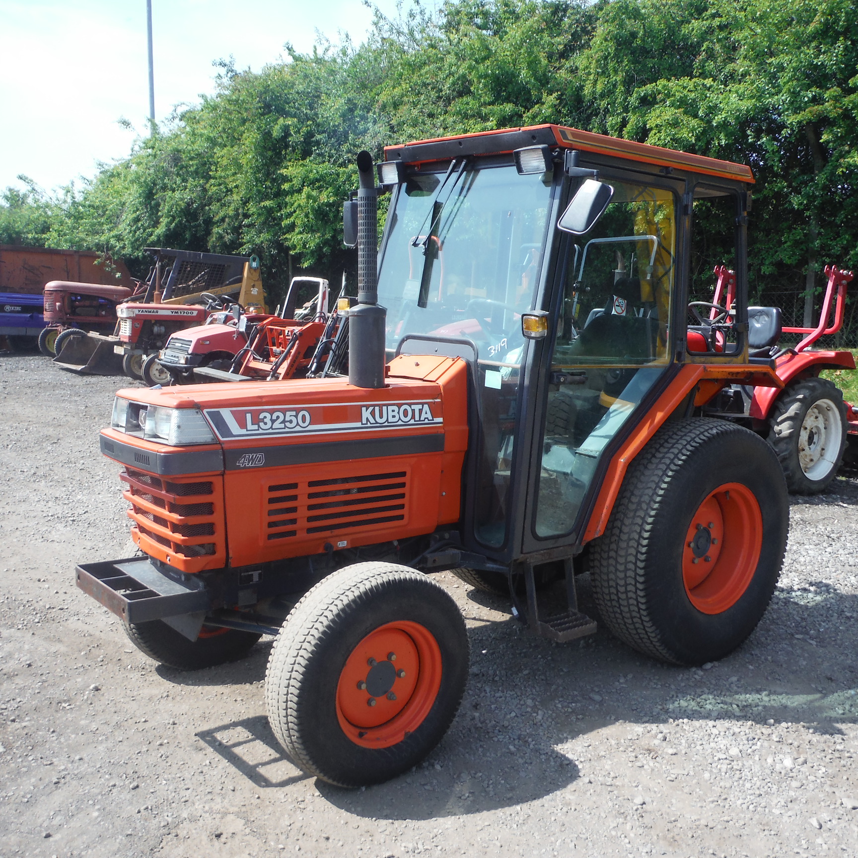 KUBOTA L3250 4wd compact tractor c/w 3point linkage (s/n 52236)(R&D)