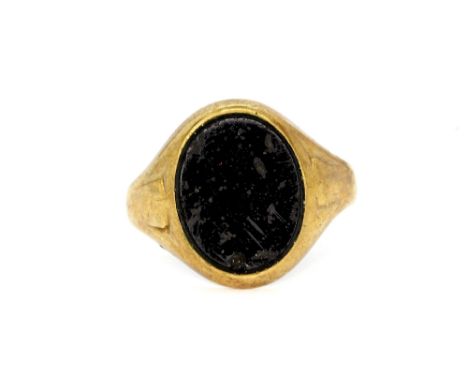 A gentleman's 9ct yellow gold onyx set ring, approx. 4.5gr (A/F).