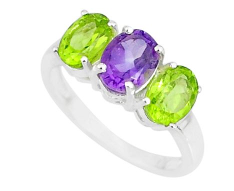 A 925 silver ring set with oval cut peridot and amethyst, (O).