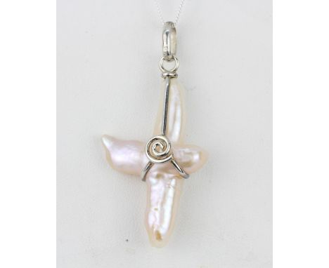 A 925 silver baroque pearl set cross pendant and chain, L. 4.5cm.