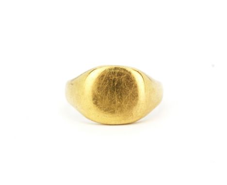 A gentleman's 18ct yellow gold signet ring, (R.5), approx. 9.7gr.&nbsp;