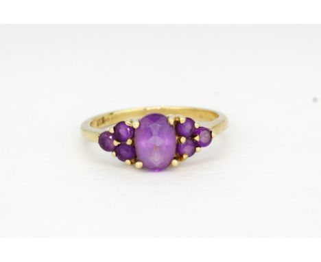 A 9ct yellow gold amethyst set ring, (K.5).