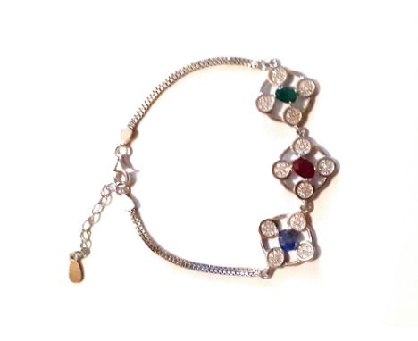 A 925 silver bracelet set with emerald, ruby and sapphire, L. 17cm.