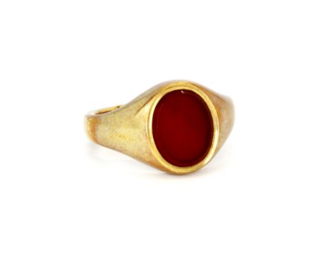 A 9ct yellow gold cornelian set signet ring, (K.5).