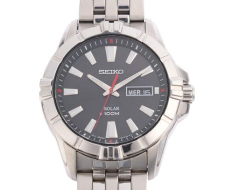 SEIKO - a stainless steel Solar 100M quartz day/date bracelet watch, ref. V158-0AH0, black dial with applied silvered luminou