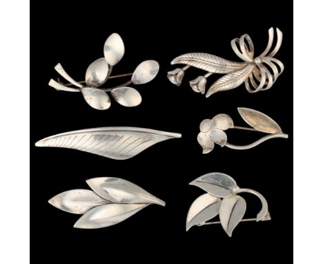 6 Art Nouveau style Danish silver floral brooches, makers include Hermann Siersbol, largest 66.9mm, 31.6g total (6) . Conditi
