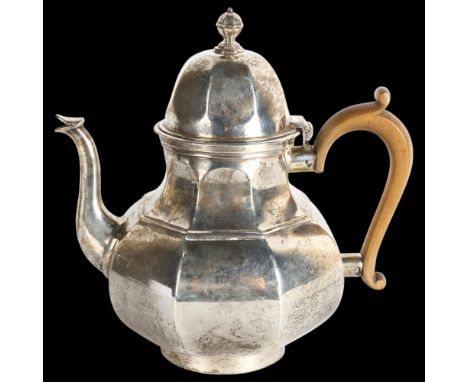 An Edwardian silver teapot, Daniel and John Wellby, London 1905, octagonal squat form, with turned wood handle, 20cm, 24.4oz 