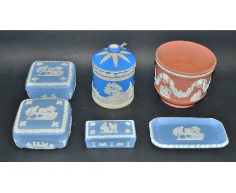 A Copeland blue and white hunting scene tobacco jar ; a Wedgwood terracotta jasper planter; a pair of covered trinket boxes; 