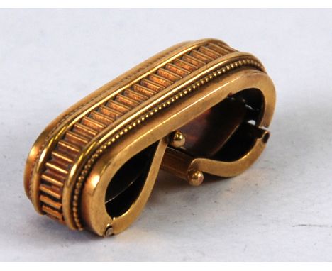 VICTORIAN OVAL SCARF RING with fluted band, the back with two strung hinged clips (the ring tests high grade gold, the clips 