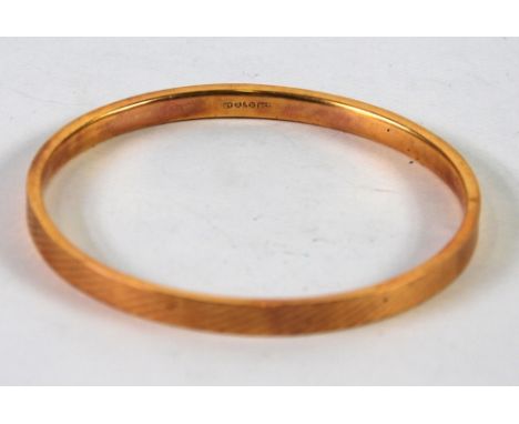 9ct GOLD HOLLOW BANGLE with engine turned decoration, 8.7 gms
