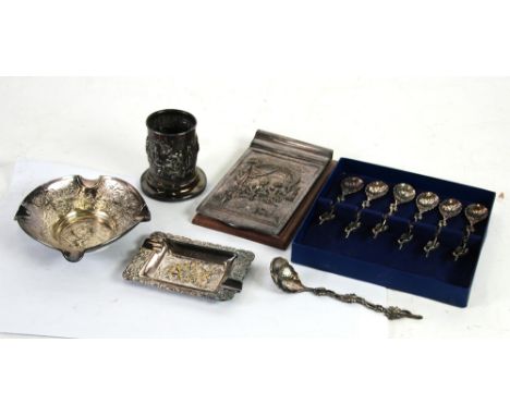 DUTCH BOXED SET OF SIX ELECTROPLATE FANCY TEASPOONS, with leaf pattern bowls, trailing foliate pattern handles and the matchi