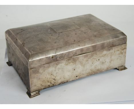 GEORGE V SILVER CASED TABLE CIGAR BOX, of typical form with chamferred and domed cover, and bracket type feet, (interior a.f.