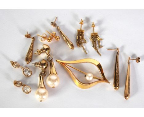 MID 20TH CENTURY 9CT GOLD OPENWORK POINTED LEAF PATTERN BROOCH centered with a cultured pearl on a stem, 2 1/8" (5.4 cm) high
