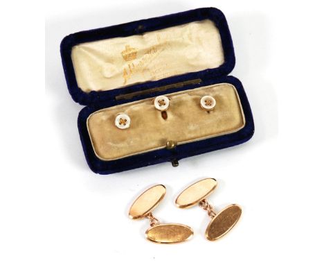 A PAIR OF 9CT GOLD PLAIN DOUBLE OVAL CUFFLINKS, Birmingham 1921, 3.4 gms and a set of three unmarked gold coloured metal DRES