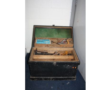 A VINTAGE CARPENTERS TOOLCHEST containing carpentry tools including wooden moulding planes, a Record No78 plane, an Acorn No 