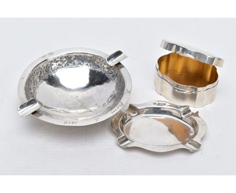 A SILVER TRINKET AND ASHTRAY WITH ANOTHER WHITE METAL ASHTRAY, to include a wavy edge plain polished trinket box with gilt in