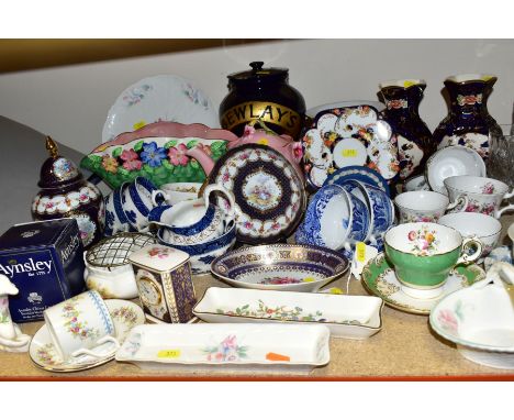 A GROUP OF ASSORTED CERAMICS, including a boxed Aynsley Wild Tudor dolphin ornament, a pair of Spode Italian pattern tea cups