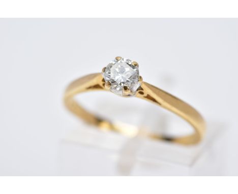 A MODERN 18CT GOLD SINGLE STONE DIAMOND RING, estimated modern round brilliant cut diamond weight 0.25ct, ring size K, hallma