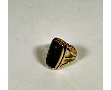A 9ct gold malachite cabuchon rectangular mounted ring, (2cm x 1cm) (P/Q) (8.05g)