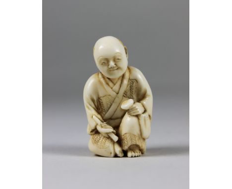 Netsuke, Japan, Elefenbein, sitzender Buddha, verso sig. H.: 4 cm. Guter, altersbedingter Zustand.