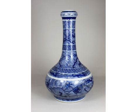 Vase, China, Porzellan, Qing-Dynastie Kangxi Periode, 1. H. 20. Jh., blau unter Glasur, Drachenmotiv, blaue Marke am Boden. H