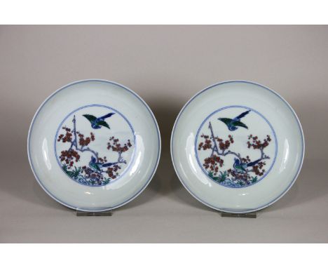 Paar Teller, China, Porzellan, Great Qing dynasty Kangxi Period, wohl anfang 20. Jh., polychrom bemalt über Glasur, im Spiege