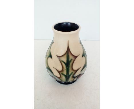 Moorcroft Holly pattern vase, 10 cm high