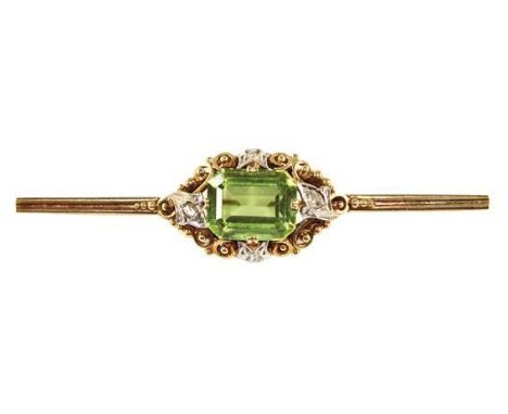 Art Déco Brosche: mit 4 Diamantrosen und einem rechteckig, facettierten wohl Turmalin o. Peridot. 585 gest. 7 x 1,5 cm. Gew. 
