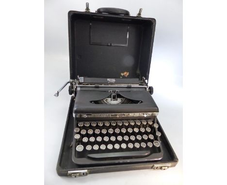 Royal De Luxe Typewriter in carry case